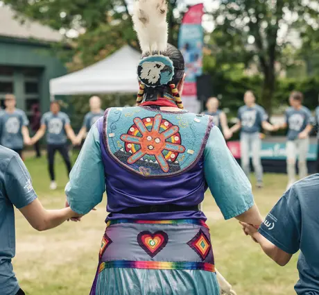 Danseuse-interprète autochtone enseignant à des élèves